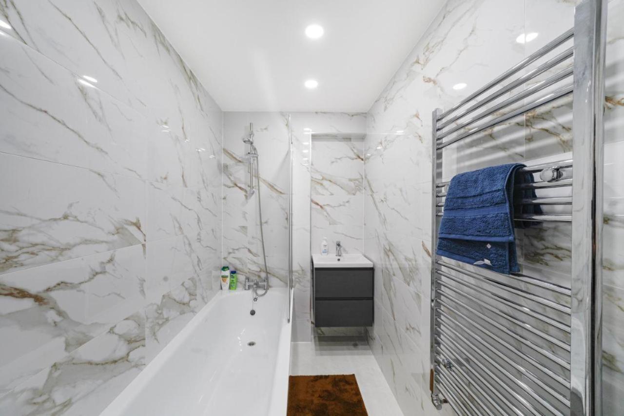 Fantastic By Livestay Short Lets & Serviced London, Chiswick With Free Parking Apartment London