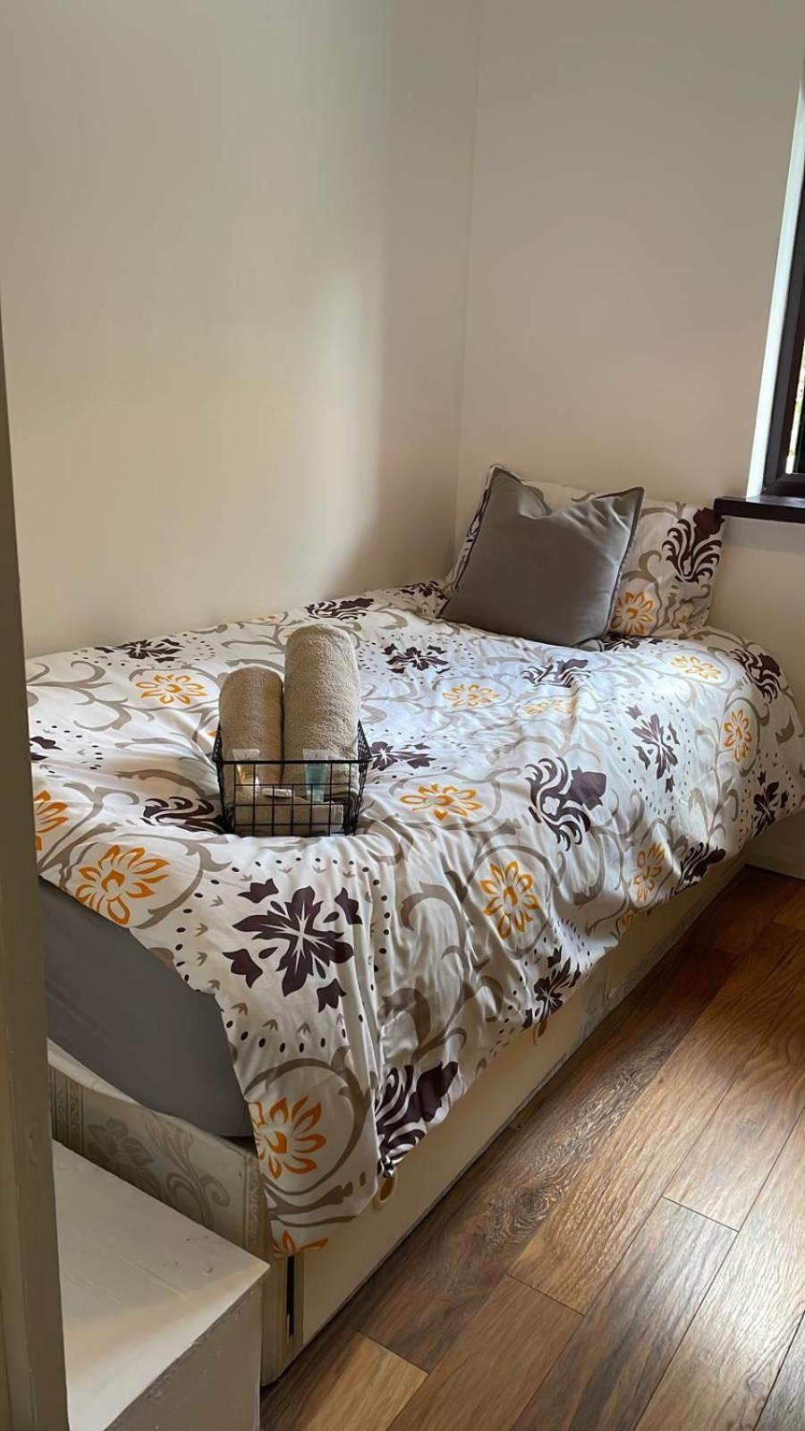 Single Refurbished Bedroom Gjestgiverier *