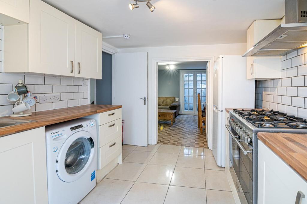 Beautiful House Comfortable & Cozy Gjestgiverier London