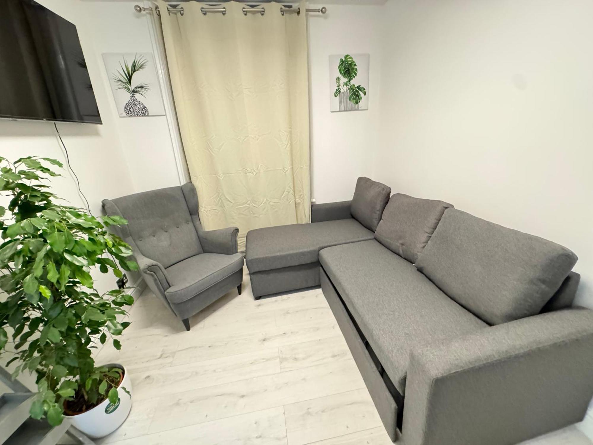 One Bedroom Flat 2nd Floor Victoria *
