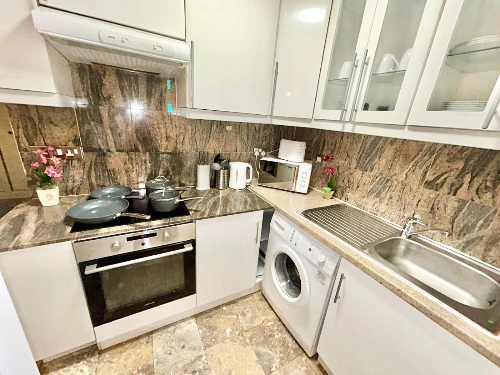 Beautiful At Cromwell Road Apartment *