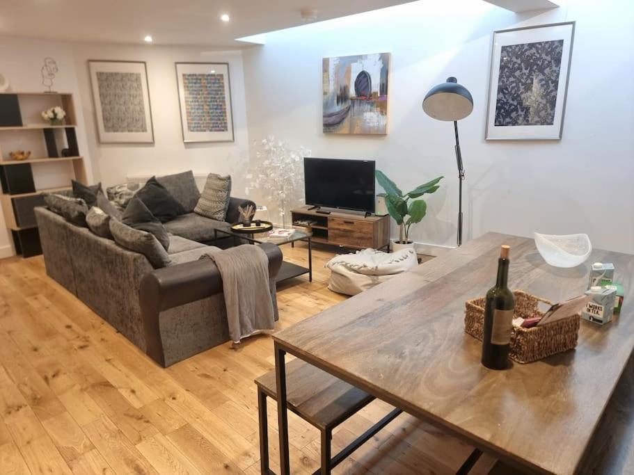 Large Duplex Flat At Bridge * Londen