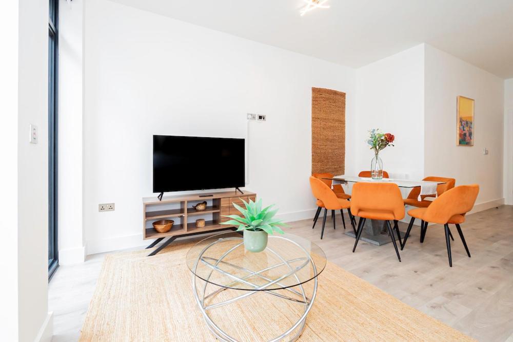 Elegant 2 Beds, 2 Baths Flat With Private Terrace, High-end Finishes And Chic Furnishings London