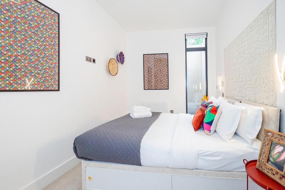 Elegant 2 Beds, 2 Baths Flat With Private Terrace, High-end Finishes And Chic Furnishings Apartment London