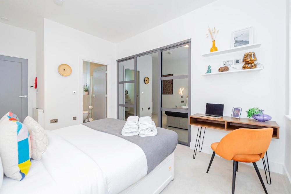 Apartment Elegant 2 Beds, 2 Baths Flat With Private Terrace, High-end Finishes And Chic Furnishings London
