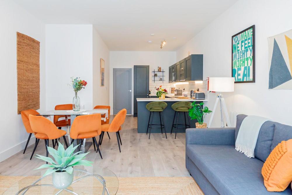 Apartment Elegant 2 Beds, 2 Baths Flat With Private Terrace, High-end Finishes And Chic Furnishings London