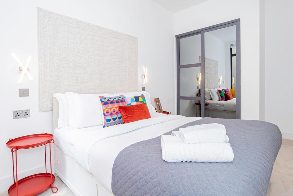 Elegant 2 Beds, 2 Baths Flat With Private Terrace, High-end Finishes And Chic Furnishings * London