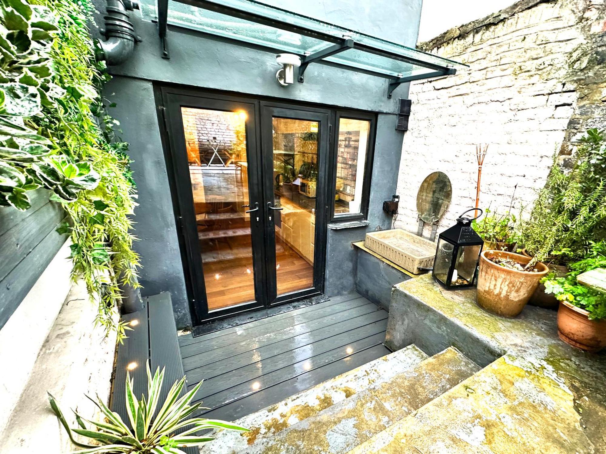 Modern Flat With King Bed, Garden & Outdoor Dining Apartment