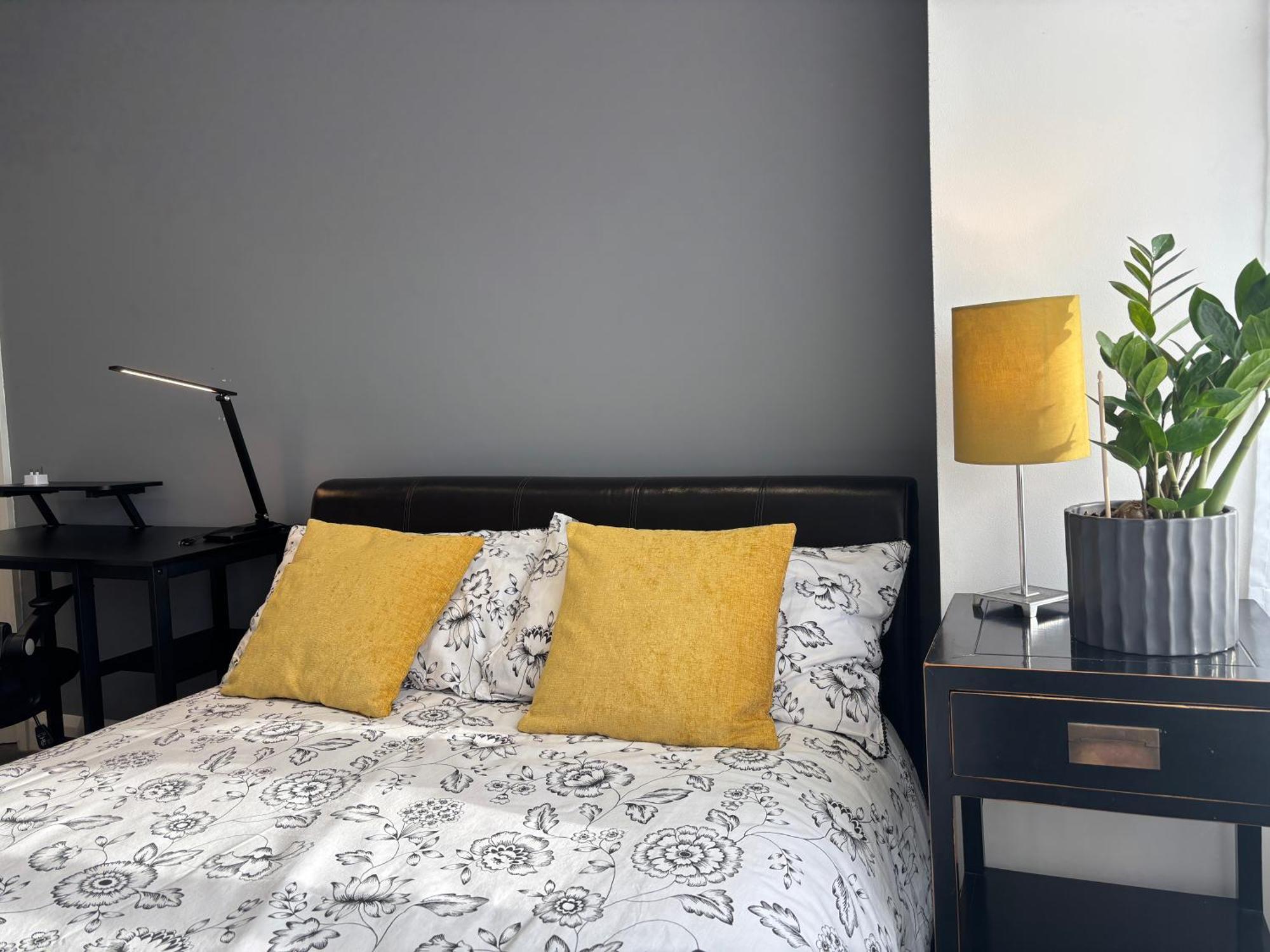 Entire House Floor Perfect For Couples & Freelancers - Available For Single Too Gasthof London