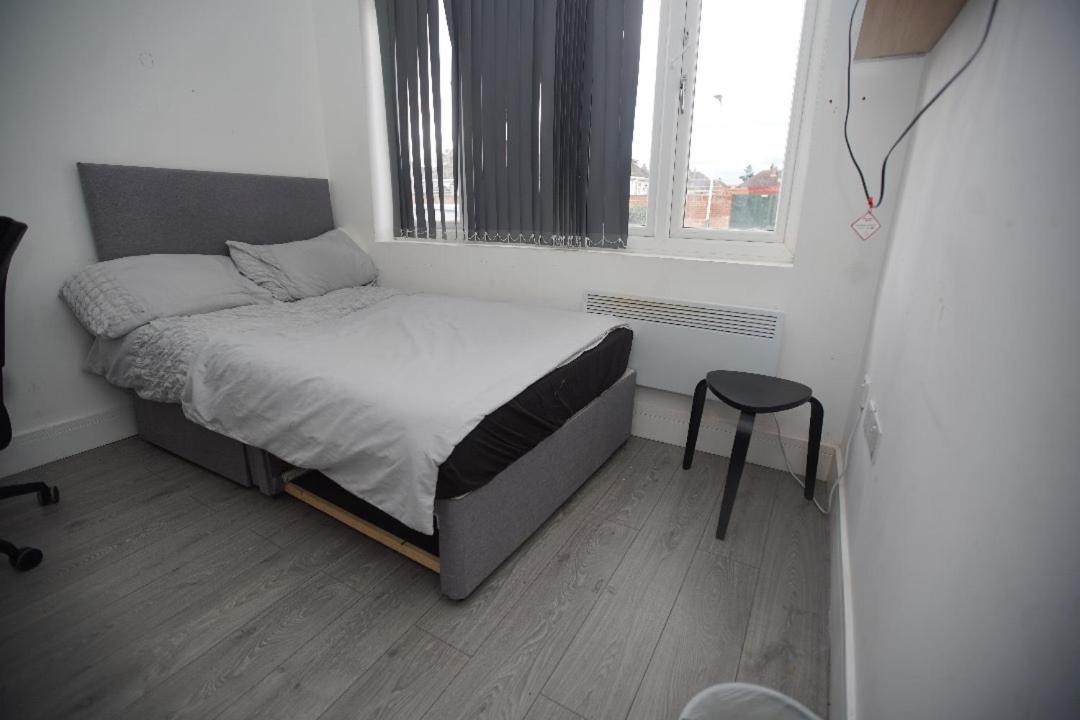Douglas House 4 Bed - Parking - Wifi - Close Heathrow Airport Londen