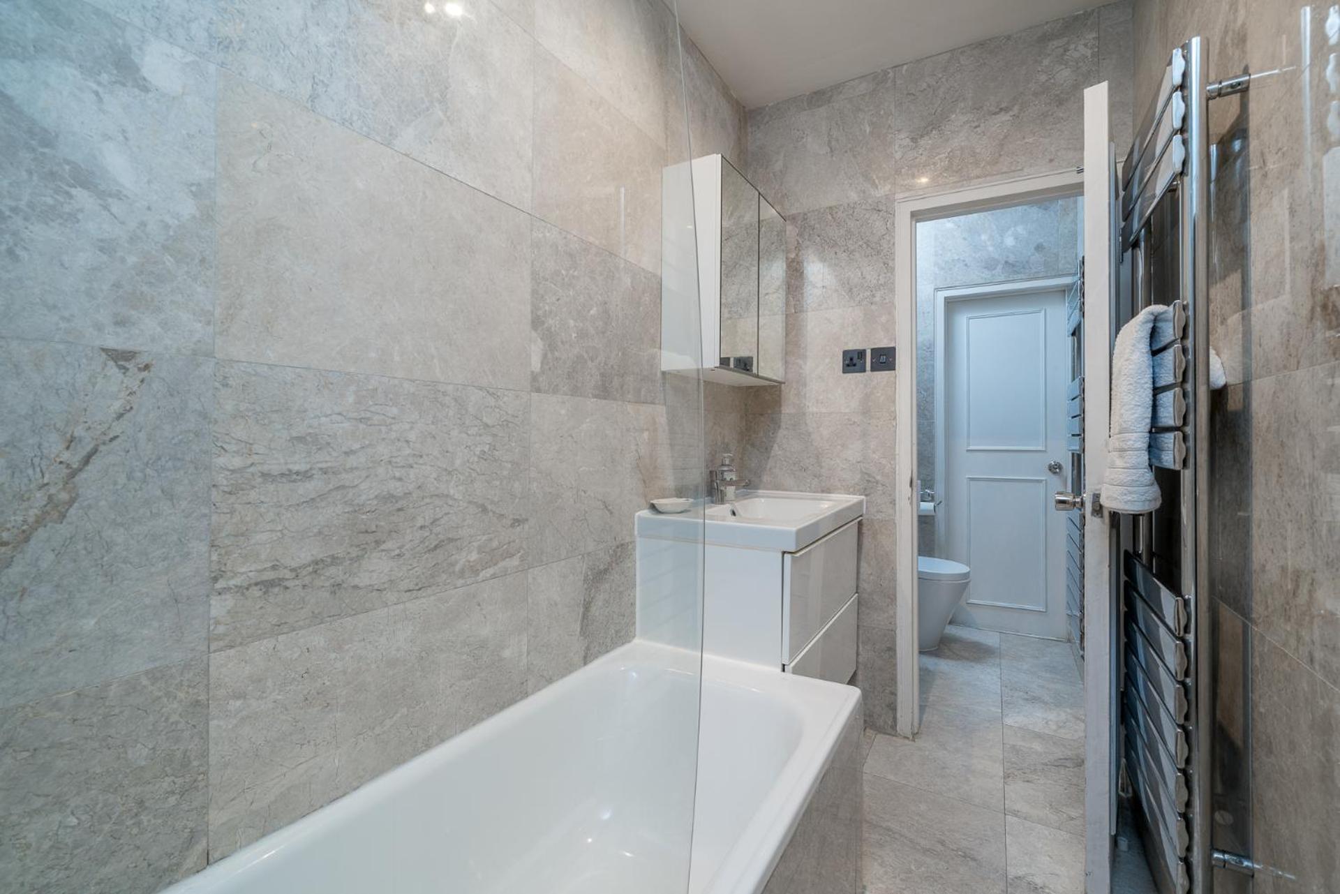 Modern & Elegant Chelsea Apartment, Prime Location, Near Harrods, Knightsbridge & Imperial College Apartment London