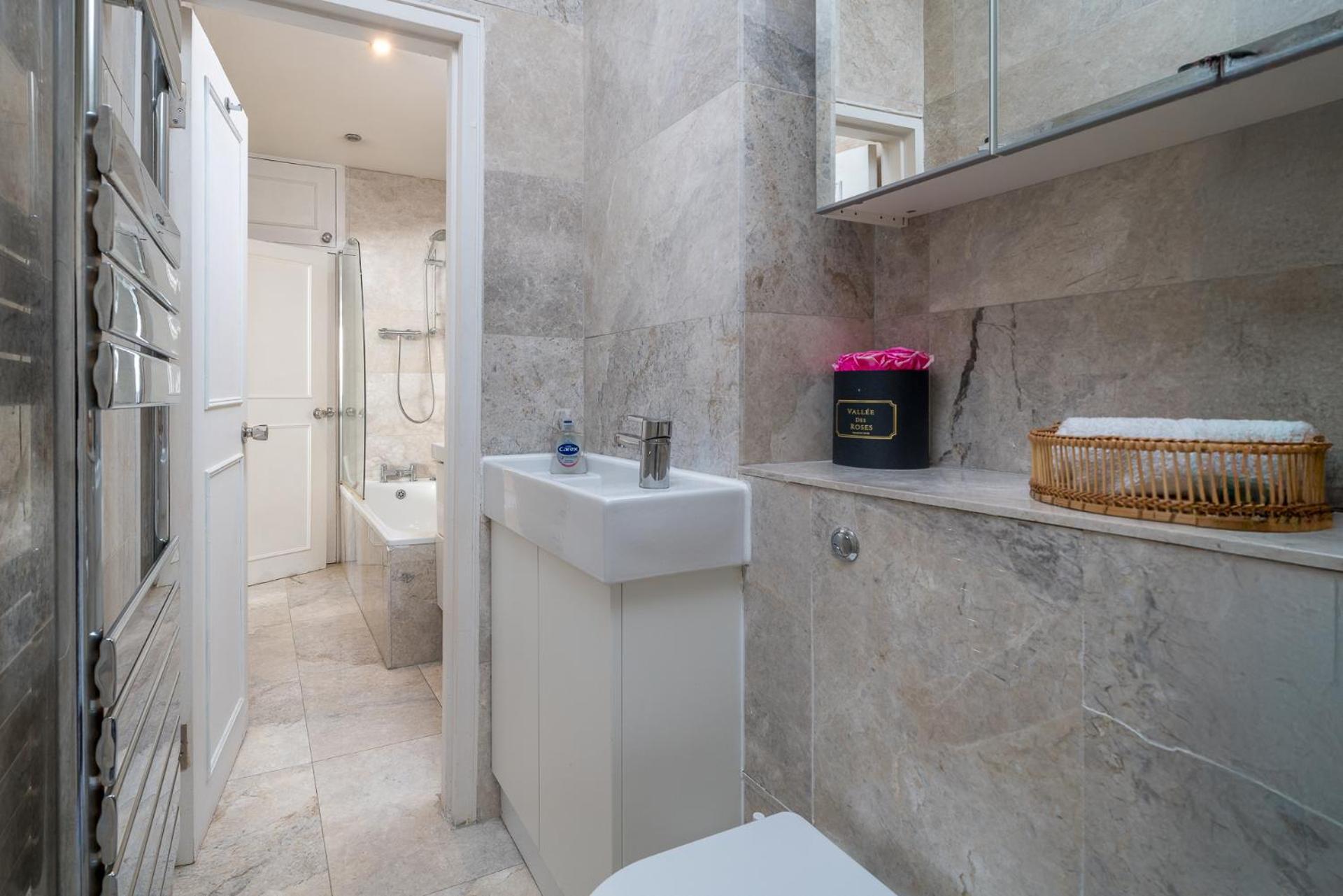 Modern & Elegant Chelsea Apartment, Prime Location, Near Harrods, Knightsbridge & Imperial College Apartment London