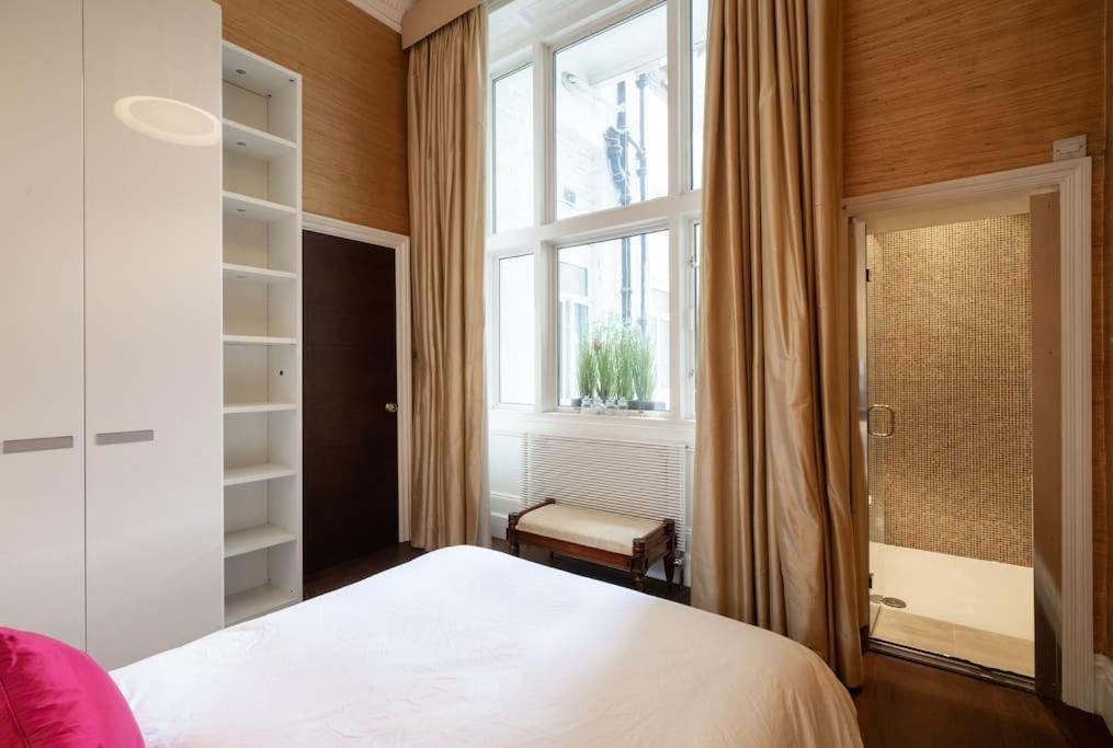 Super Knightsbridge 2 Bed Gound Floor Apartment London