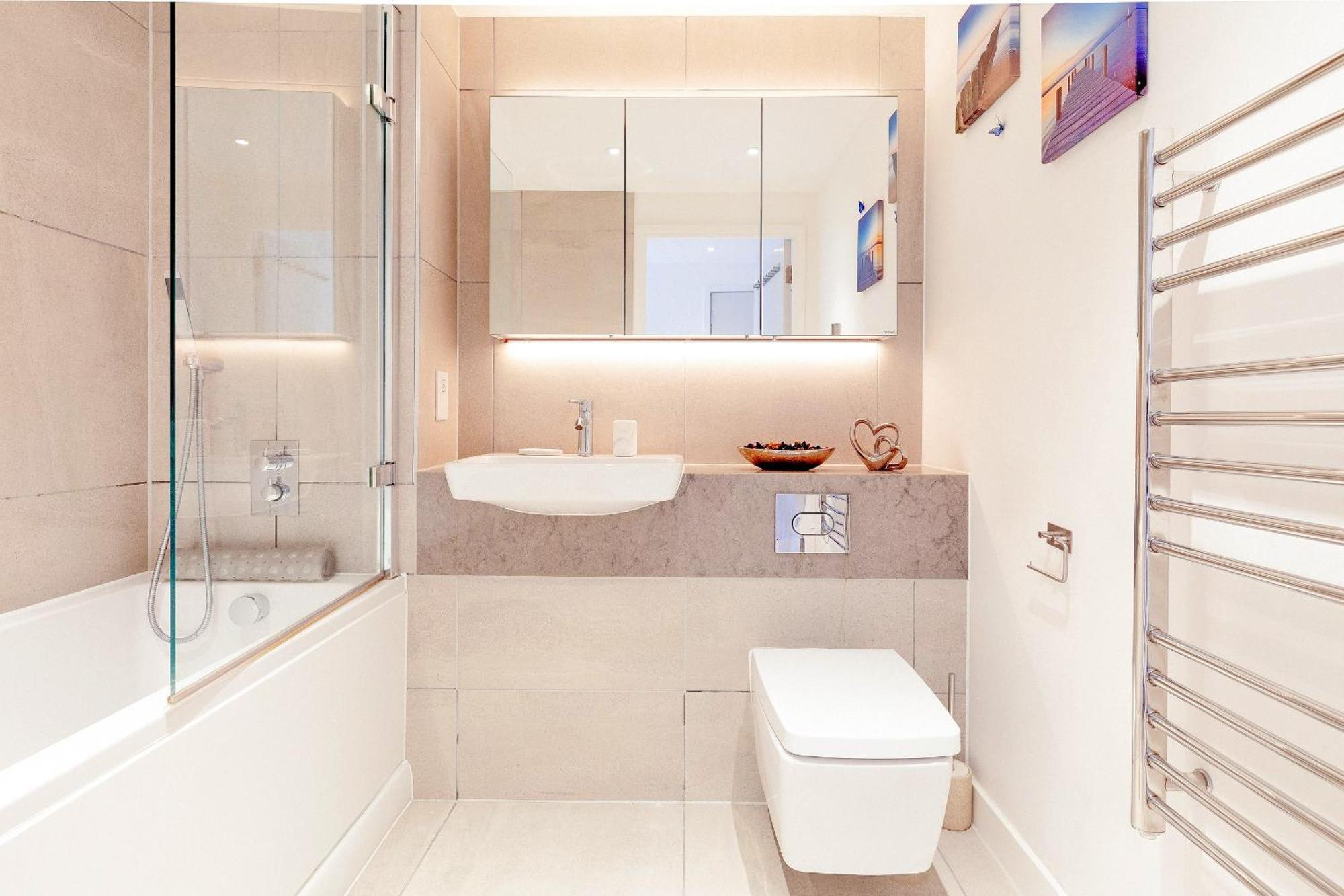 A Brand New Flat With 3 Bedrooms & 3 Baths In Zone 1 Angel For Max 9 Ppl Homestay *