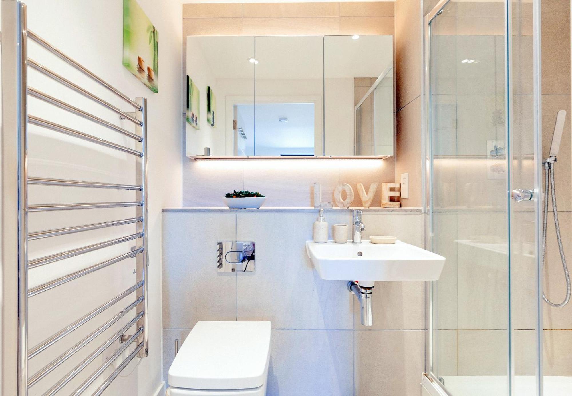 A Brand New Flat With 3 Bedrooms & 3 Baths In Zone 1 Angel For Max 9 Ppl Homestay