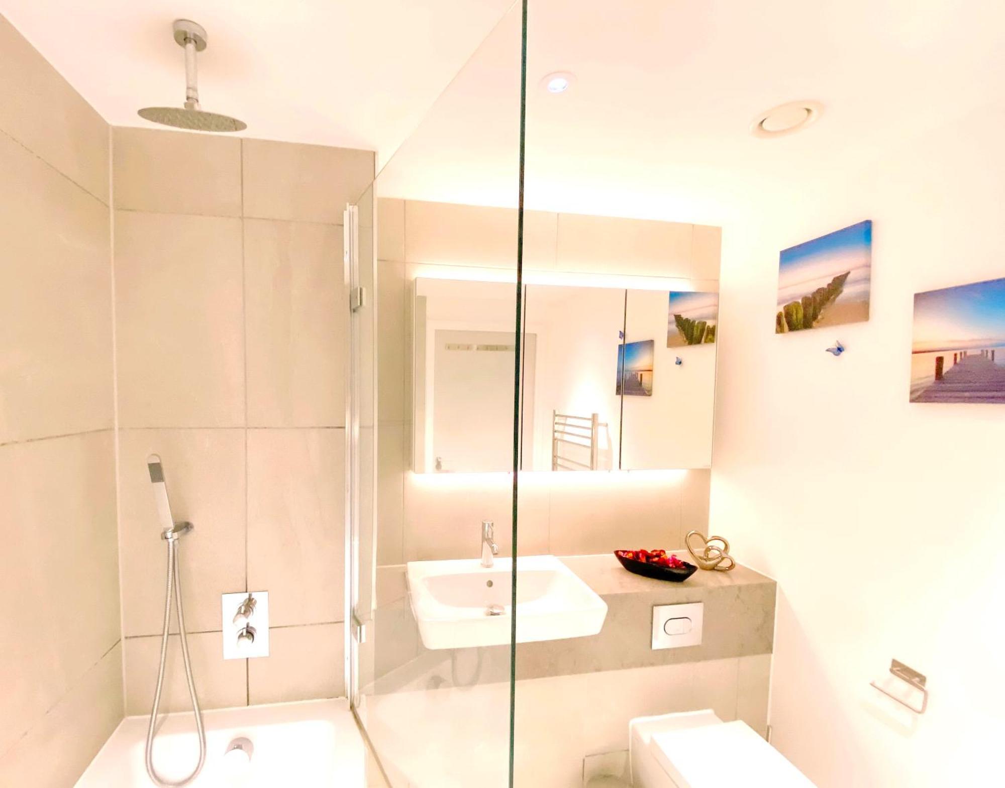 Homestay A Brand New Flat With 3 Bedrooms & 3 Baths In Zone 1 Angel For Max 9 Ppl *