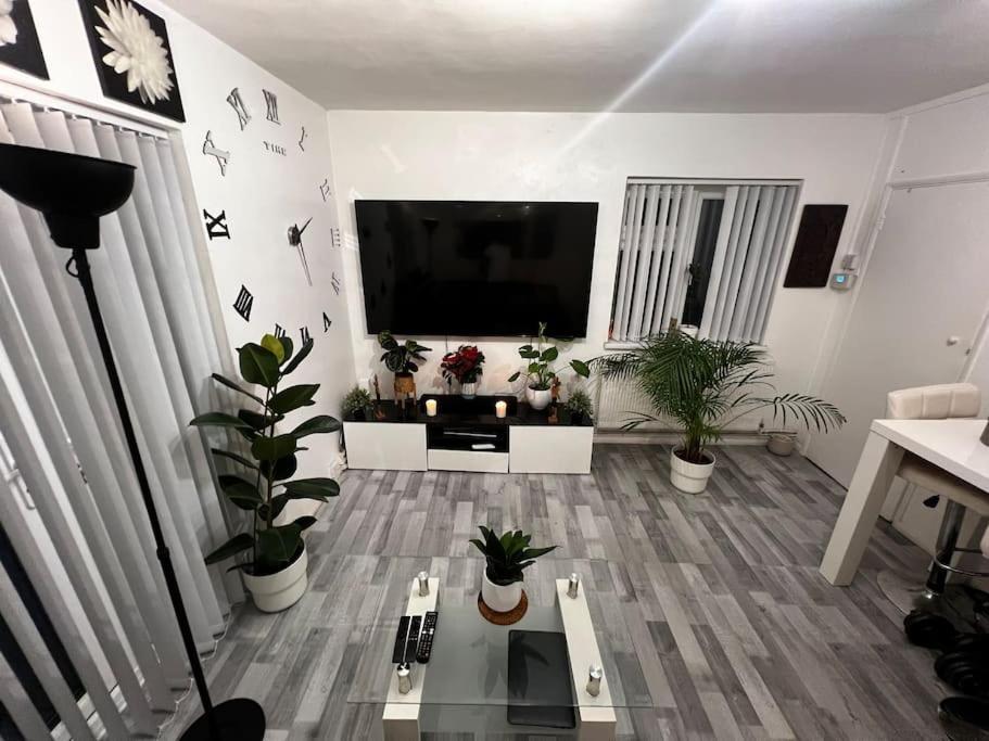 1-bed Flat With Fast Wi-fi In Prime Location 15mins From Apartamento Londres