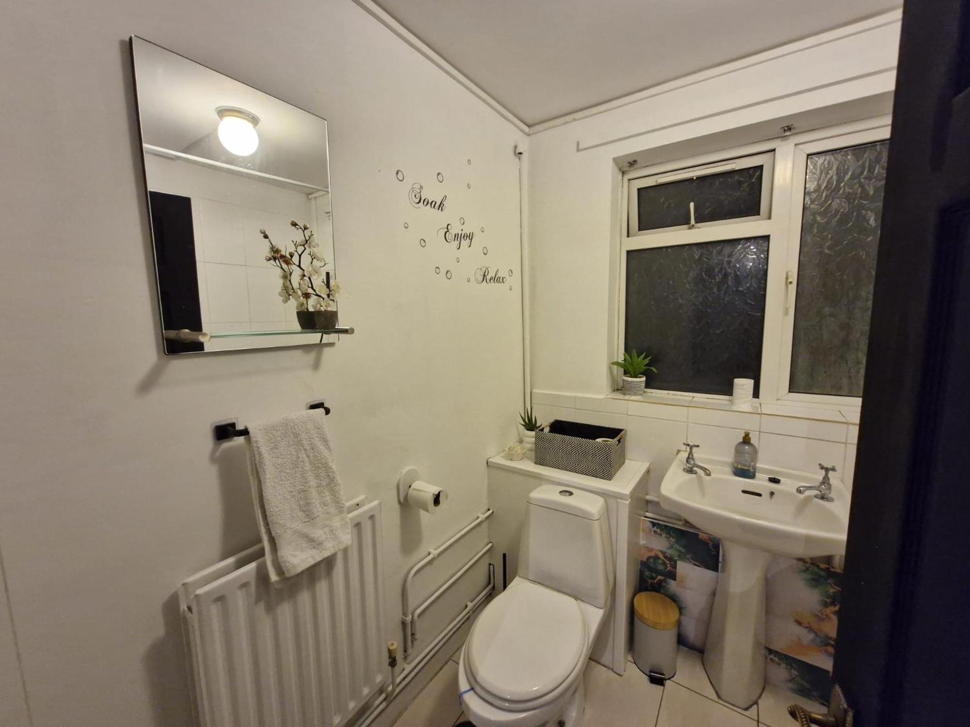 Elegant & Spacious 2-bedroom In Wimbledon Leilighet *