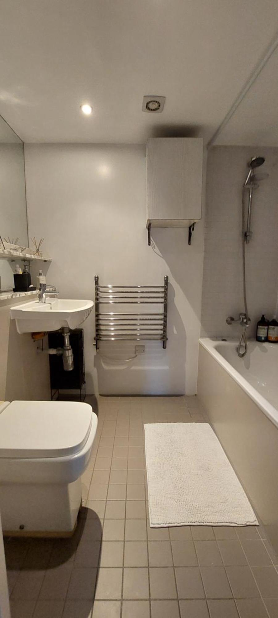 Apartment !! Londons Gem ! With Concierge Free Parking ! Gym N Heated Pool ! Restaurants ! Shops ! Great Value ! Weekend Deals Inclusive !!
