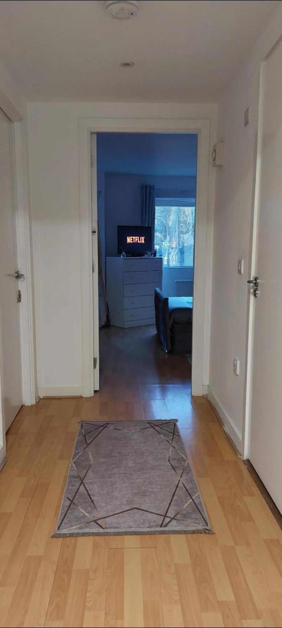 !! Londons Gem ! With Concierge Free Parking ! Gym N Heated Pool ! Restaurants ! Shops ! Great Value ! Weekend Deals Inclusive !! * London