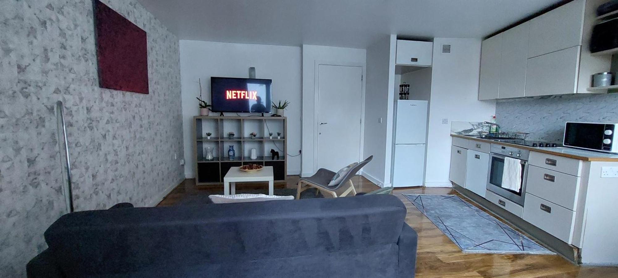 !! Londons Gem ! With Concierge Free Parking ! Gym N Heated Pool ! Restaurants ! Shops ! Great Value ! Weekend Deals Inclusive !! Apartment
