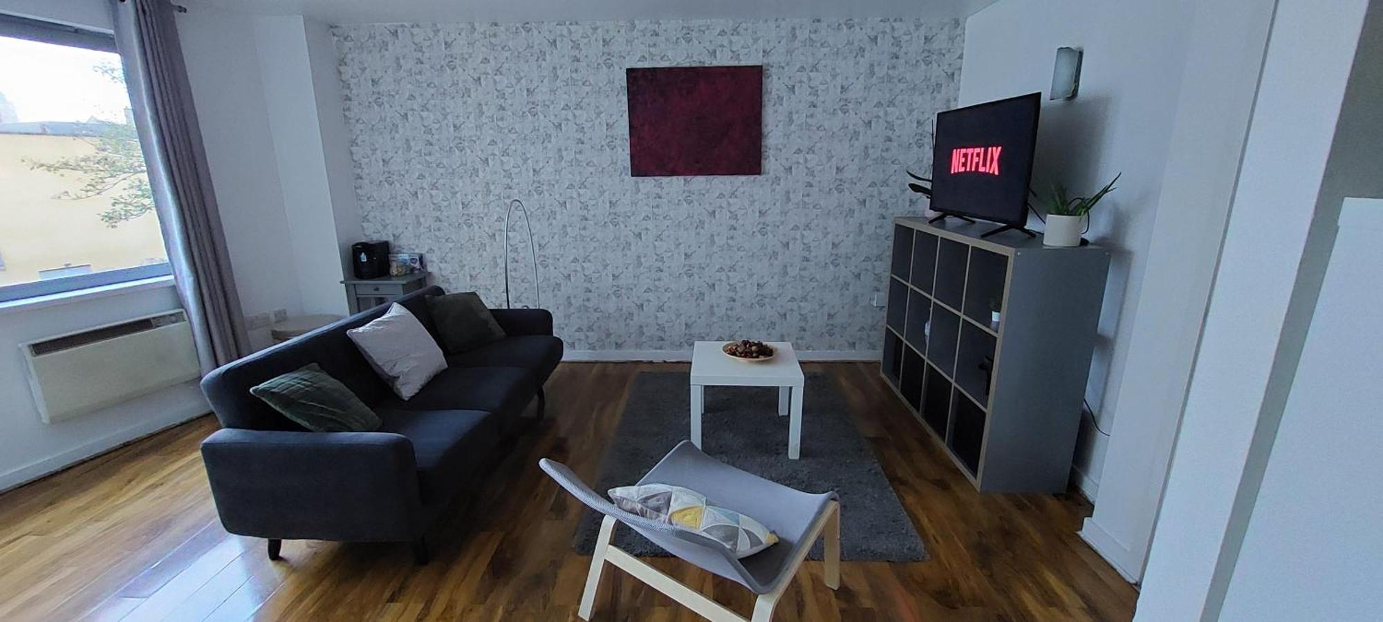 Apartment !! Londons Gem ! With Concierge Free Parking ! Gym N Heated Pool ! Restaurants ! Shops ! Great Value ! Weekend Deals Inclusive !!