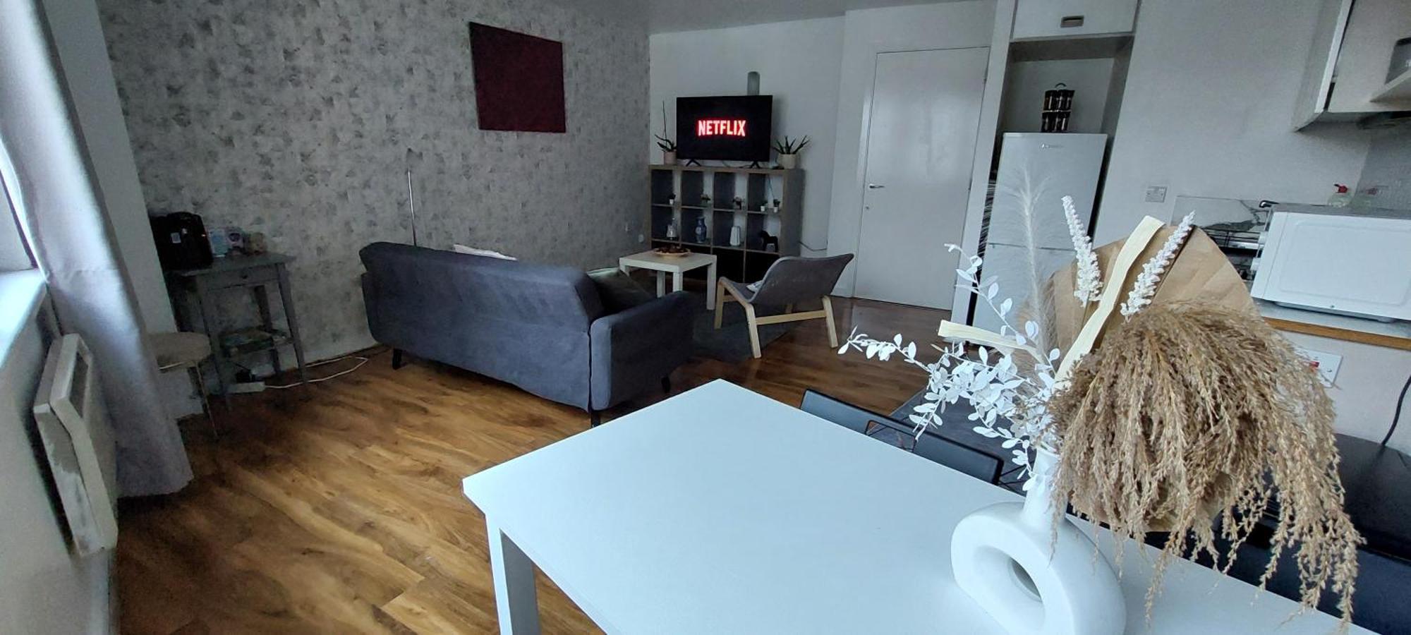 !! Londons Gem ! With Concierge Free Parking ! Gym N Heated Pool ! Restaurants ! Shops ! Great Value ! Weekend Deals Inclusive !! *