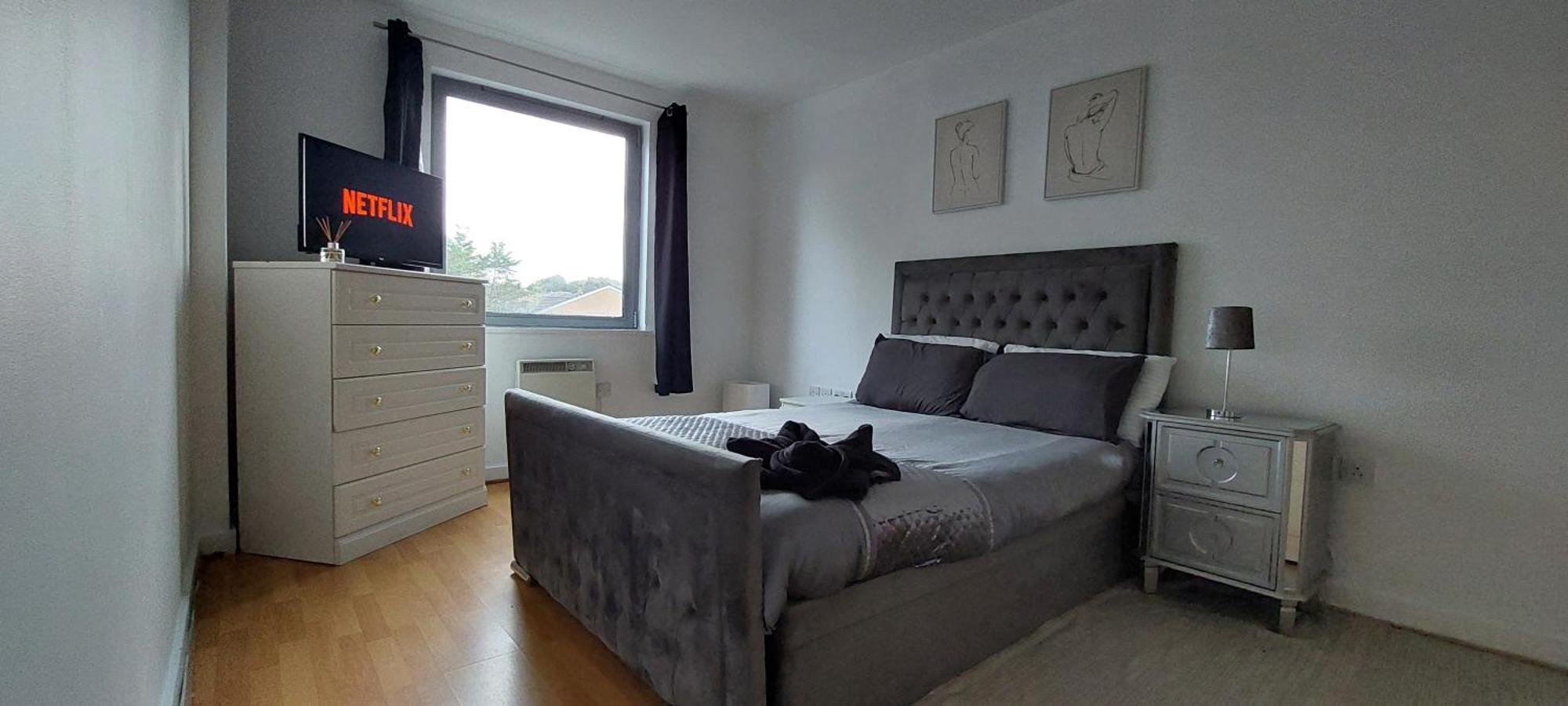 !! Londons Gem ! With Concierge Free Parking ! Gym N Heated Pool ! Restaurants ! Shops ! Great Value ! Weekend Deals Inclusive !! Apartment London
