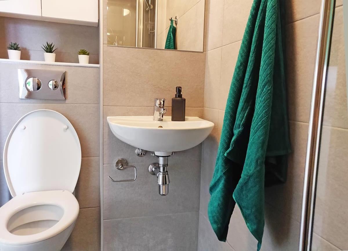 The Cube Greenwich Premium Studios Apartment