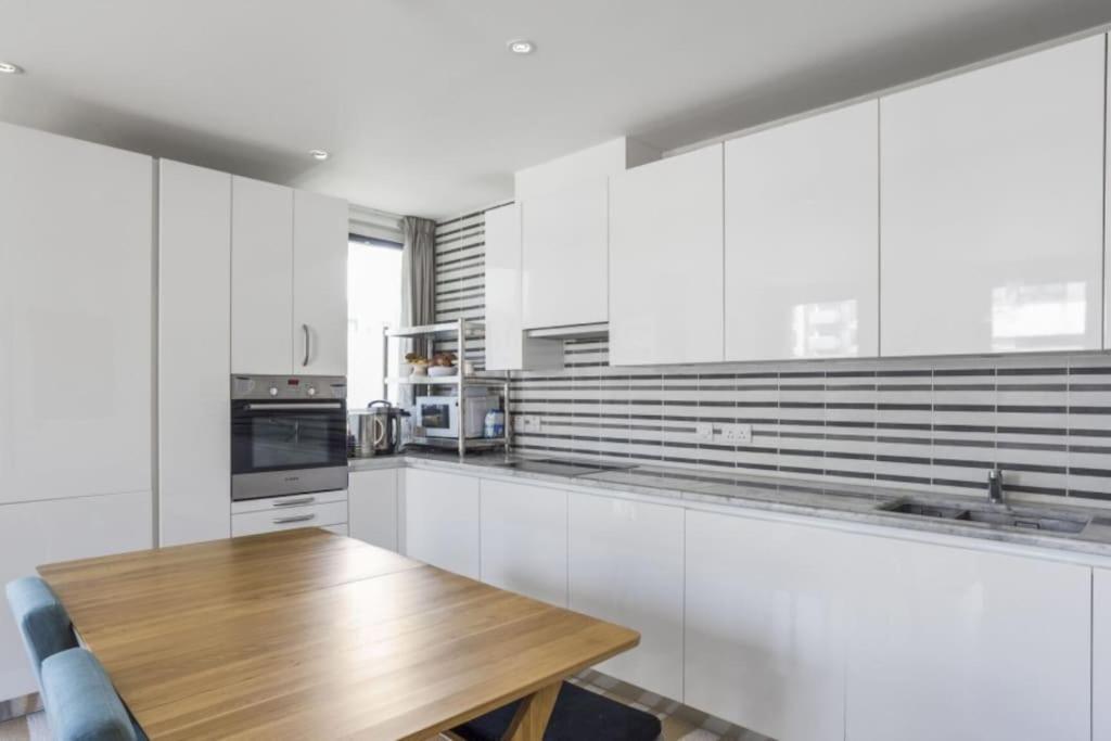 Amazing 2 Bedroom Flat In E20 Appartement *