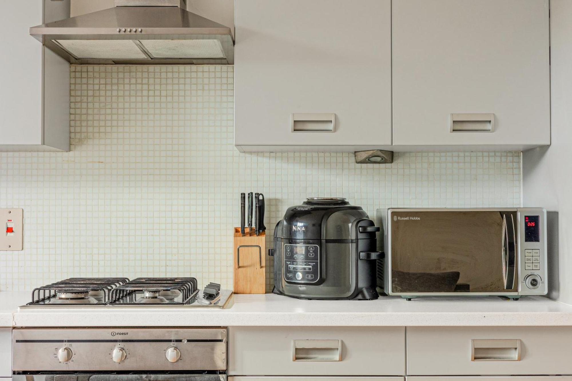 Spacious & Bright 1 Bdr Apt On The Kings Road *
