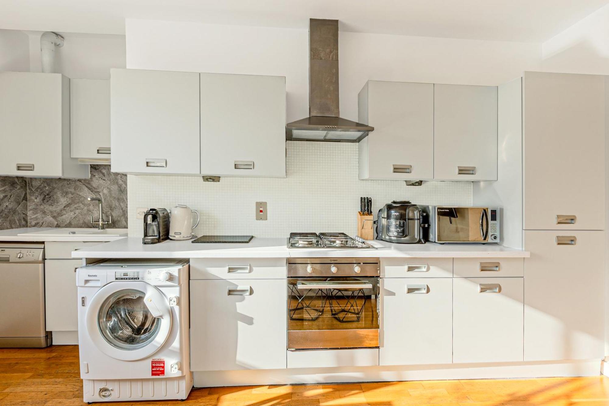 Spacious & Bright 1 Bdr Apt On The Kings Road Appartement