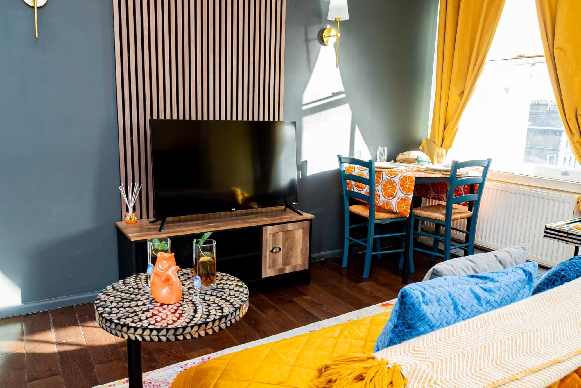 Chic 2 Bedrooms 2 Bathrooms At Kensington Apartment