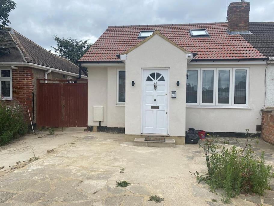 Vakantiehuis Douglas House 4 Bed - Parking - Wifi - Close Heathrow Airport Londen