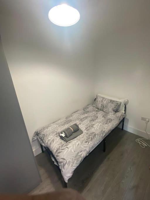 Vakantiehuis Douglas House 4 Bed - Parking - Wifi - Close Heathrow Airport Londen