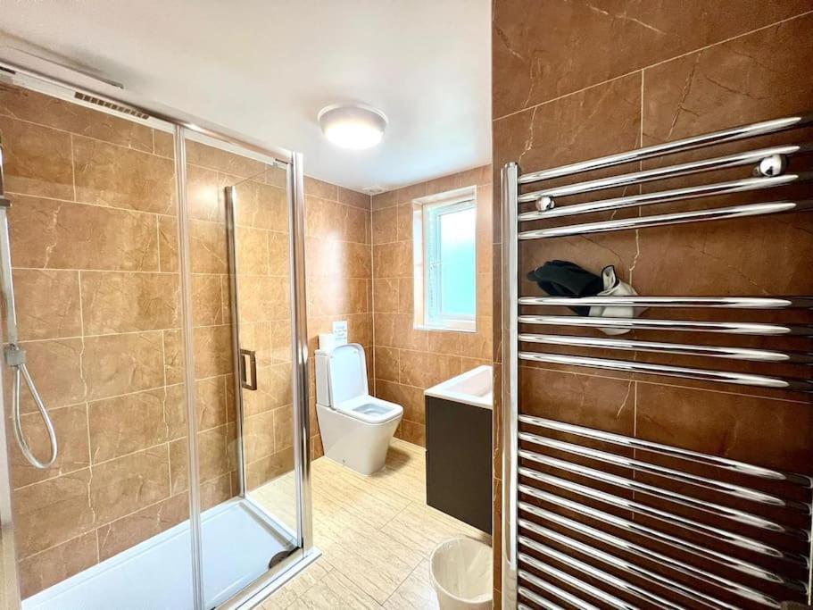 Vakantiehuis Douglas House 4 Bed - Parking - Wifi - Close Heathrow Airport