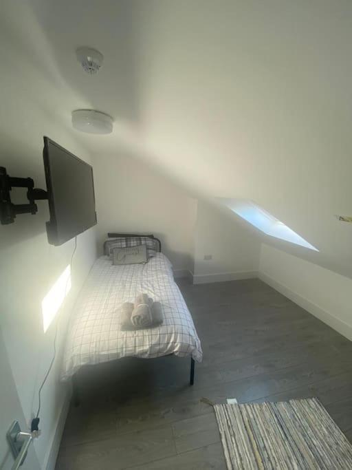 Vakantiehuis Douglas House 4 Bed - Parking - Wifi - Close Heathrow Airport *