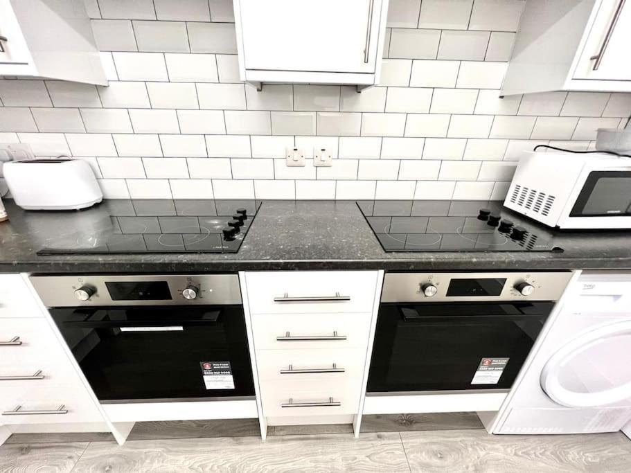 Vakantiehuis Douglas House 4 Bed - Parking - Wifi - Close Heathrow Airport Londen