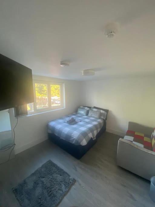Douglas House 4 Bed - Parking - Wifi - Close Heathrow Airport Londen