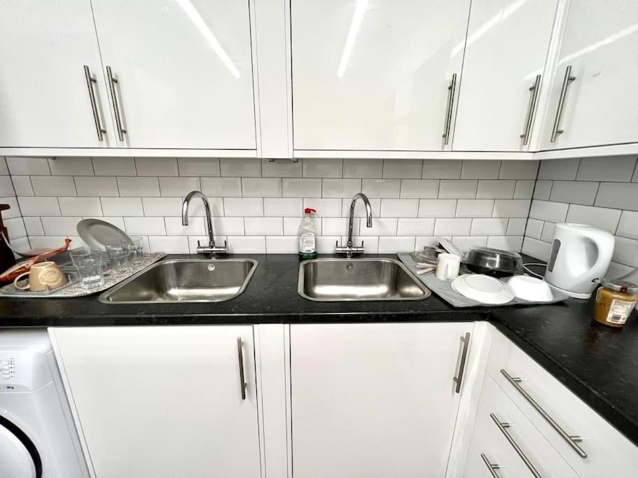 Douglas House 4 Bed - Parking - Wifi - Close Heathrow Airport * Londen