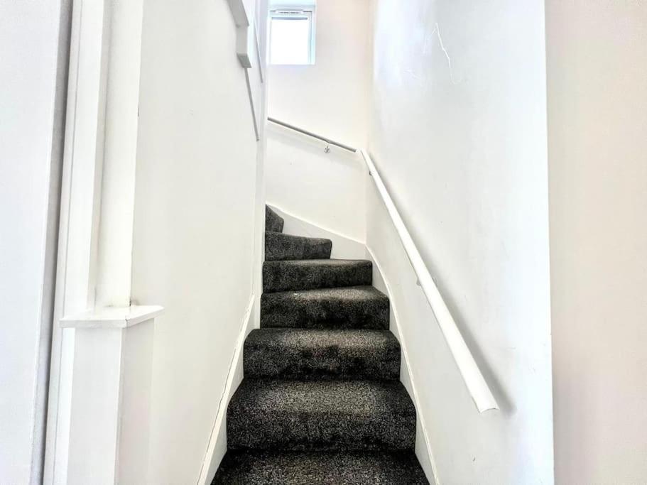 Douglas House 4 Bed - Parking - Wifi - Close Heathrow Airport Vakantiehuis