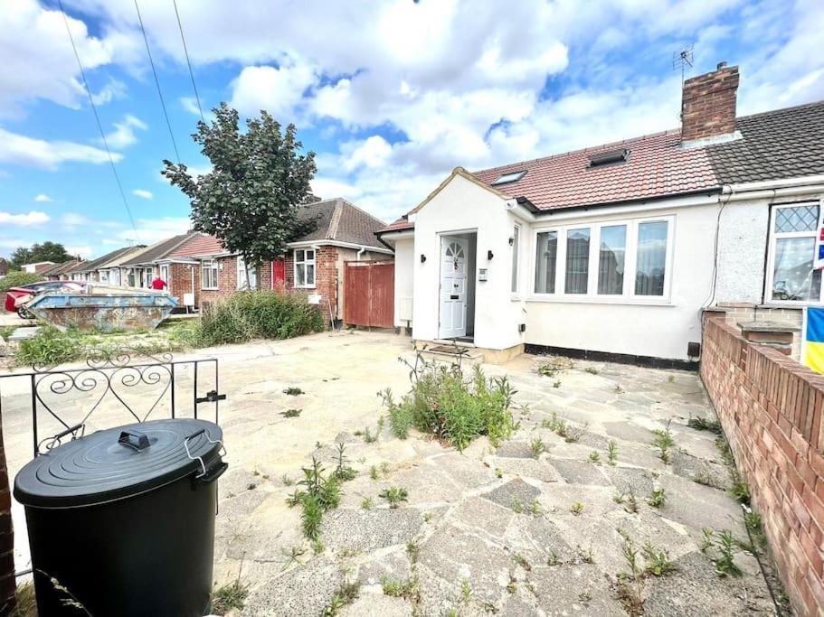 Douglas House 4 Bed - Parking - Wifi - Close Heathrow Airport Vakantiehuis *