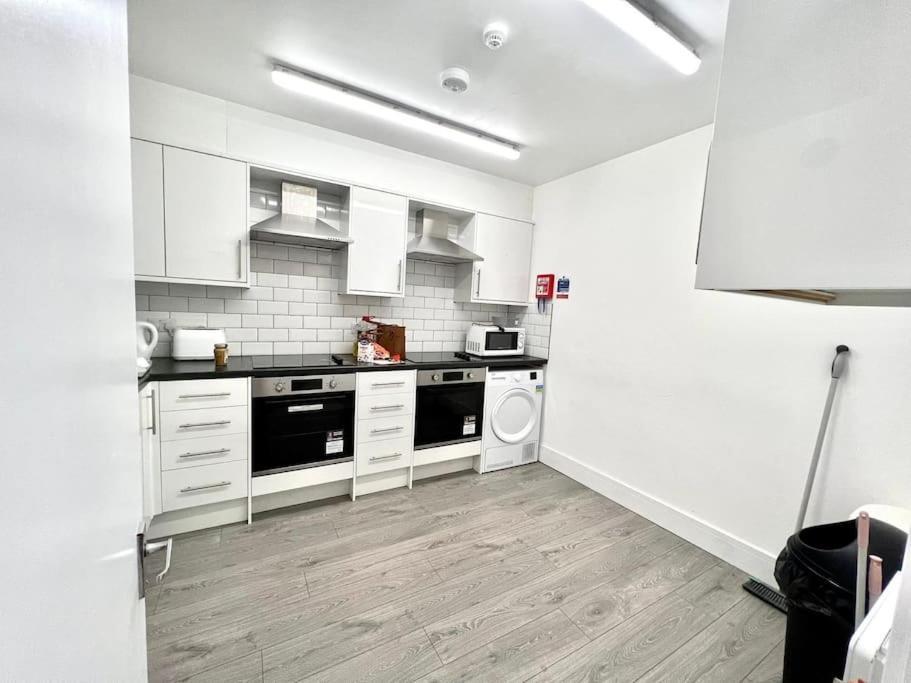 Vakantiehuis Douglas House 4 Bed - Parking - Wifi - Close Heathrow Airport *