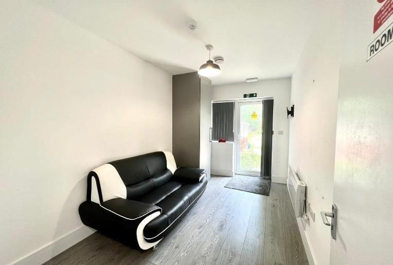 Vakantiehuis Douglas House 4 Bed - Parking - Wifi - Close Heathrow Airport *