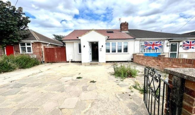 Douglas House 4 Bed - Parking - Wifi - Close Heathrow Airport Londen