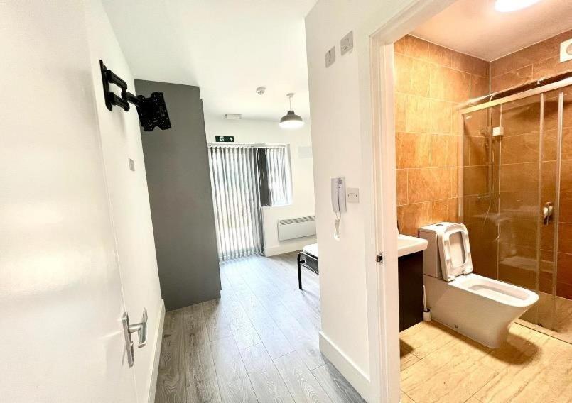 Douglas House 4 Bed - Parking - Wifi - Close Heathrow Airport Vakantiehuis