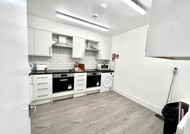 Douglas House 4 Bed - Parking - Wifi - Close Heathrow Airport Vakantiehuis