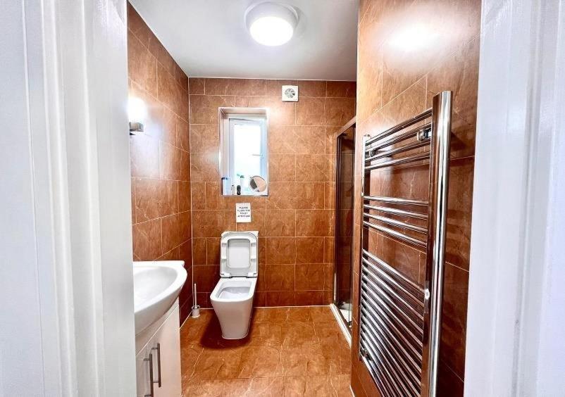 Douglas House 4 Bed - Parking - Wifi - Close Heathrow Airport Vakantiehuis Londen