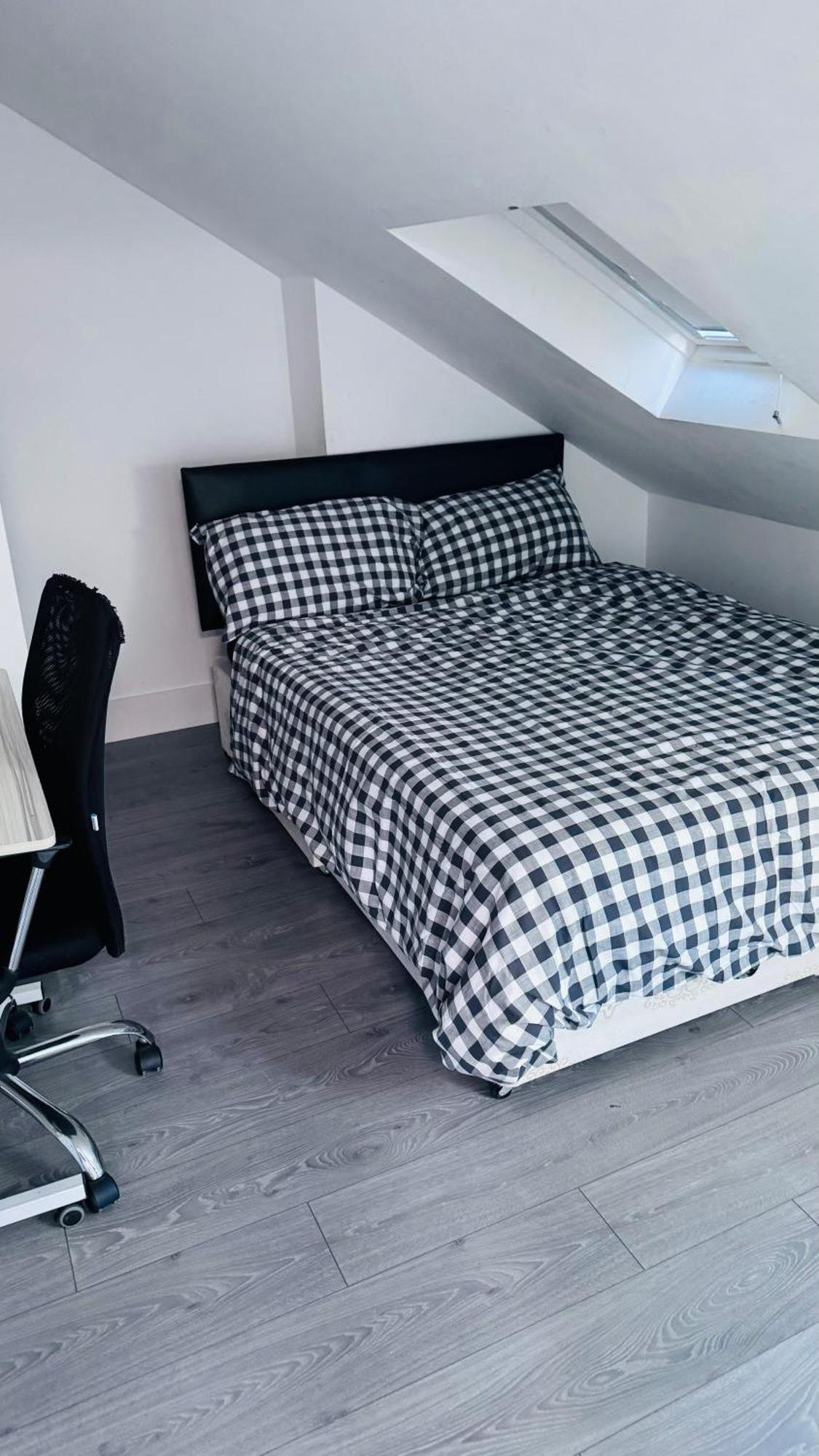 Douglas House 4 Bed - Parking - Wifi - Close Heathrow Airport Vakantiehuis Londen