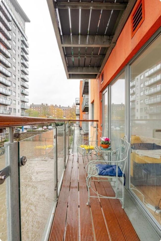 Amazing River View 2 Bedroom Apartment, Sleeps 6 , Balcony And Parking *